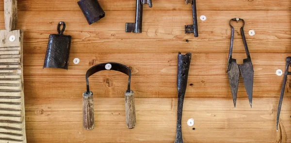 Stary nożyczki, dzwon i innych elementów — Zdjęcie stockowe