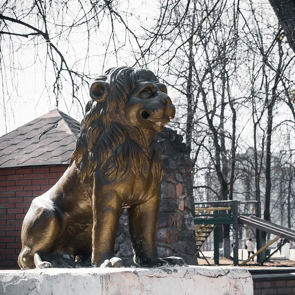 Львиная скульптура в городском парке — стоковое фото