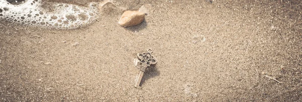 Key to the lake sand — Stock Photo, Image