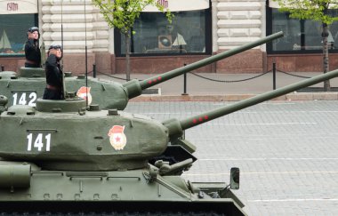 Moskova - 6 Mayıs 2010: Tank T34, askeri Parad Kostümlü prova