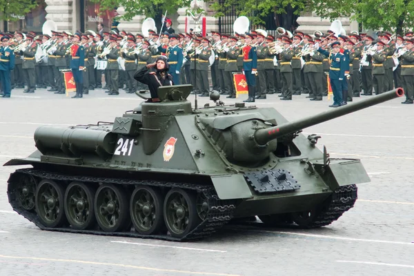 MOSCÚ - 6 de mayo de 2010: SU-100, Ensayo general del desfile militar Imagen de archivo