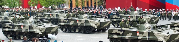 MOSCÚ - 6 de mayo de 2010: BMP-3, "Vehículo de combate de infantería". Vestido reh Imagen de stock