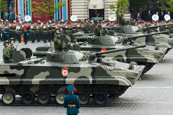 MOSCÚ - 6 de mayo de 2010: BMP-3, "Vehículo de combate de infantería". Vestido reh Fotos de stock