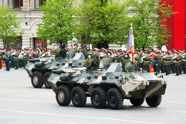 MOSCÚ - 6 de mayo de 2010: BTR-80. Ensayo de vestuario del desfile militar Imágenes de stock libres de derechos