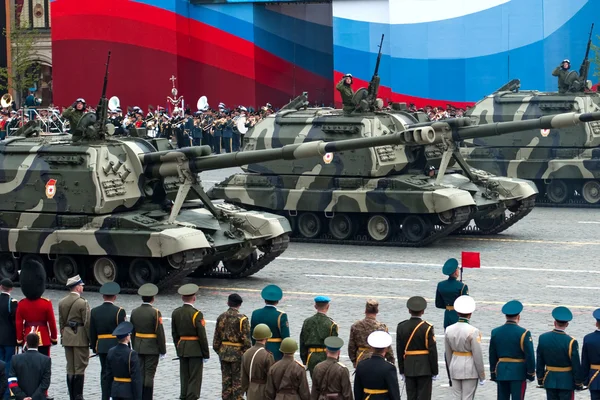 MOSCÚ - 6 de mayo de 2010: Autopropulsado Howitzer MSTA. Vestido rehears Fotos de stock libres de derechos