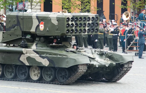 MOSCÚ - 6 de mayo de 2010: TOS-1 - Heavy Flame Thrower System. Vestido r Imagen de stock