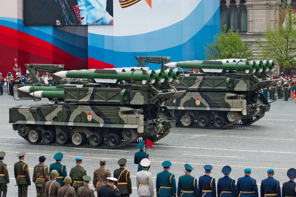 Москва - 6 травня 2010: бук м2 ракетної системи. Генеральну репетицію м Стокове Зображення