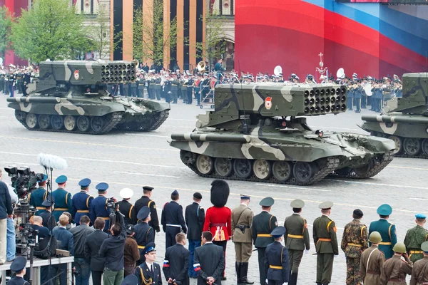 MOSCÚ - 6 de mayo de 2010: TOS-1 - Heavy Flame Thrower System. Vestido r Fotos de stock