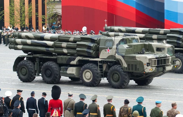 MOSCÚ - 6 de mayo de 2010: Smerch RSZO - lanzamiento de múltiples cohetes pesados Imágenes de stock libres de derechos