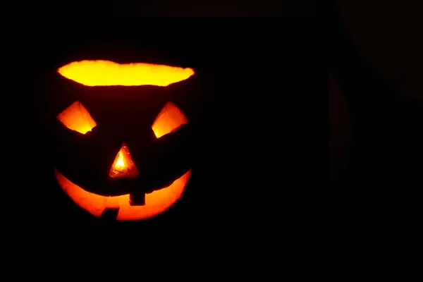 Linterna, calabaza iluminadora en la noche oscura —  Fotos de Stock