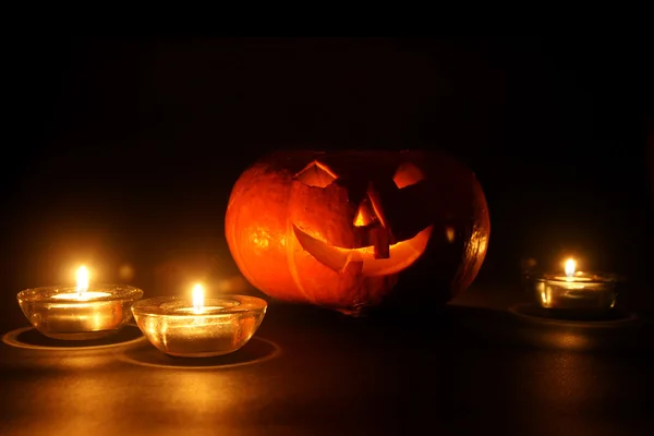 Laterne, die in dunkler Nacht den Kürbis erhellt — Stockfoto