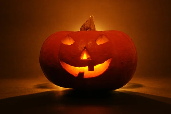 Illuminating pumpkin in dark night — Stock Photo, Image