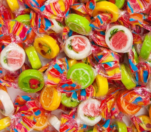 Viele verschiedene leckere Bonbons, Stapel — Stockfoto