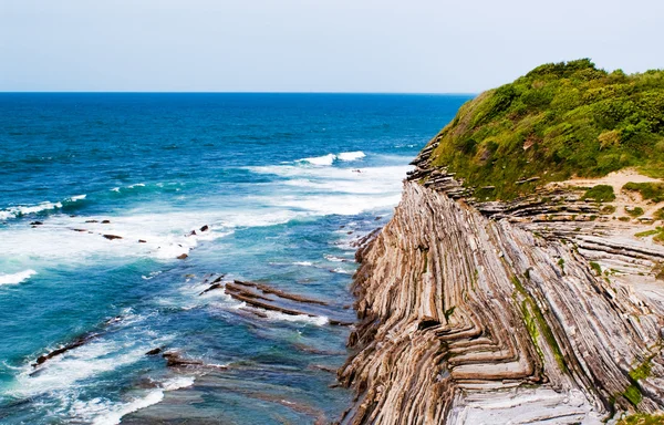 Blauer Ozean Und Hohe Klippen — Stockfoto