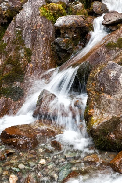 Floden i bergen — Stockfoto