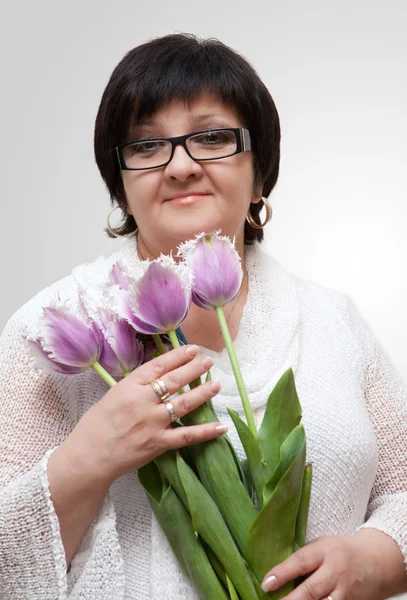 Porträt Frau mit Tulpen — Stockfoto