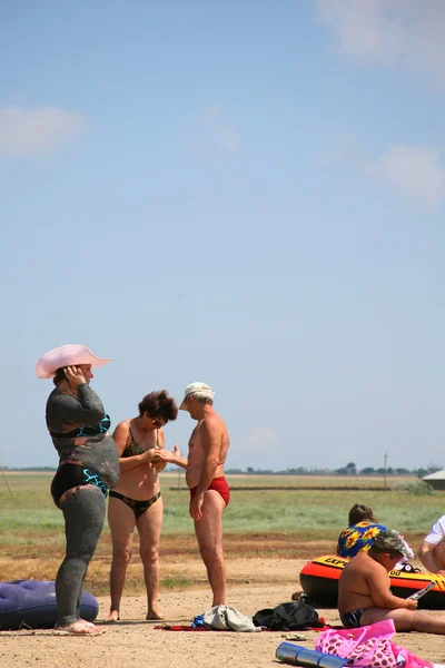 Люди на солёном озере — стоковое фото