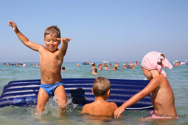 少年は水にジャンプ — ストック写真