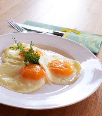 üç kızarmış yumurta otlar ile