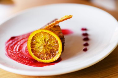 Beyaz tabakta taze peynirli kek