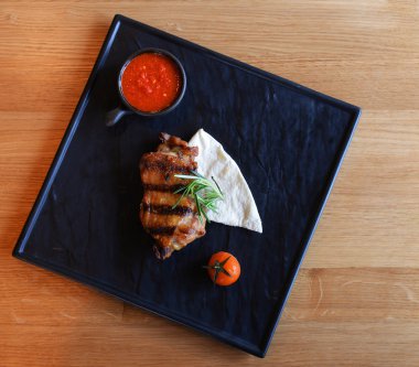  Domuz kaburga bir tabakta sebze bir garnitür ile