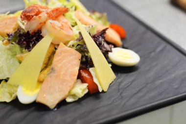 Taze salata somon, peynir, yumurta ve domates ile Görünümü Kapat