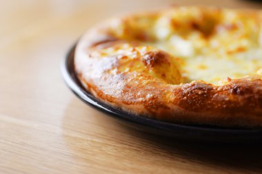 Khachapuri peynir ve yumurta ile