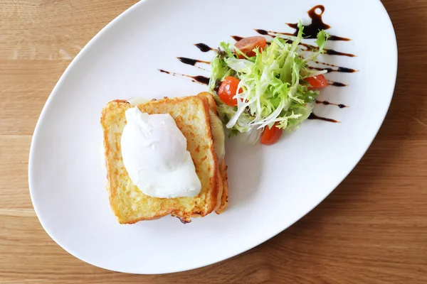 Roti Panggang Segar Dengan Telur Dan Salad Hijau Piring Putih — Stok Foto