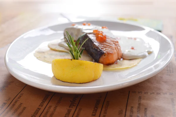 Filet de saumon avec sauce et herbes — Photo gratuite