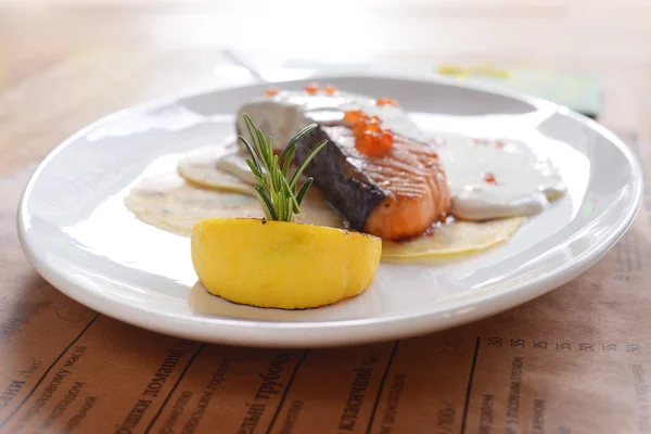 Filetto di salmone con salsa ed erbe aromatiche — Foto stock gratuita