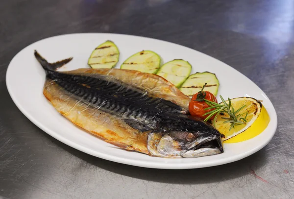 Pescado Fresco Parrilla Servido Con Limón Plato Blanco — Foto de Stock