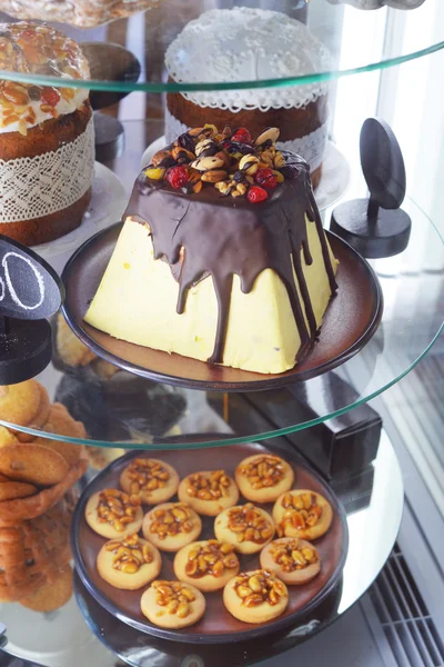 Bolo Queijo Cottage Páscoa Com Cobertura Chocolate — Fotografia de Stock Grátis