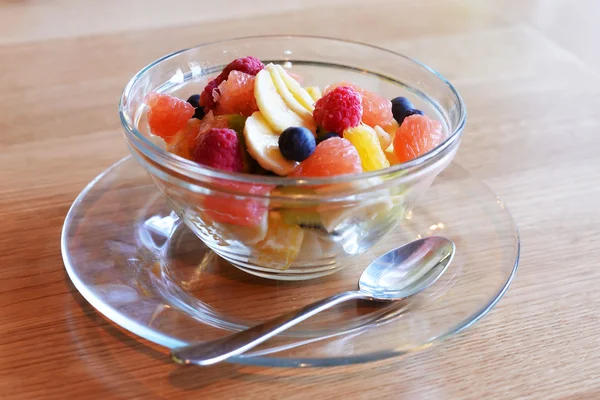 Glazen kom met fruitsalade — Stockfoto