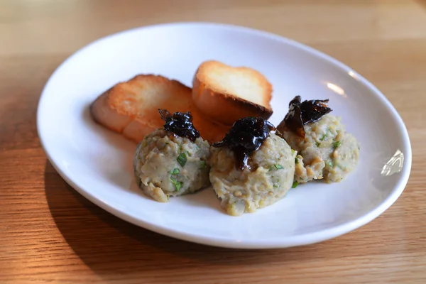 Toasts Frais Avec Purée Haricots Sur Plaque Blanche — Photo