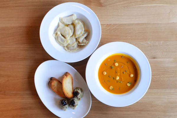 Vue Dessus Table Avec Bol Plein Varenyky Soupe Croûtons — Photo