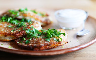 Seramik plaka üzerinde otlar ile servis patates kek