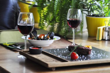 Midye şarap ile hizmet veren