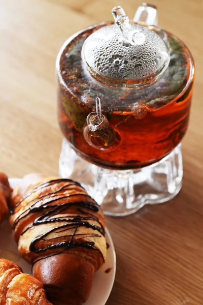 Teekanne Mit Frischen Croissants Auf Holztisch — Stockfoto