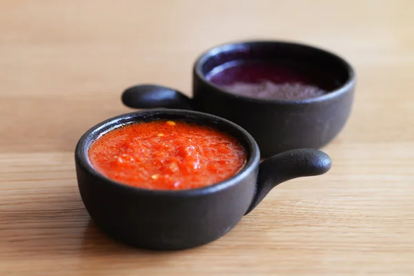 Două sosuri în cupe — Fotografie, imagine de stoc