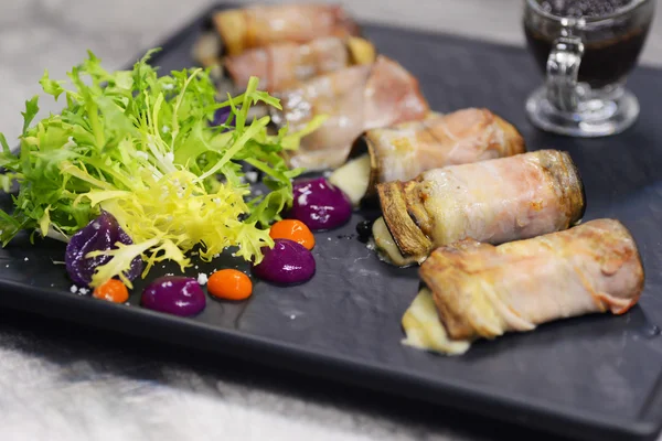 Rolled Bacon Dengan Salad Hijau Segar Piring Hitam — Stok Foto