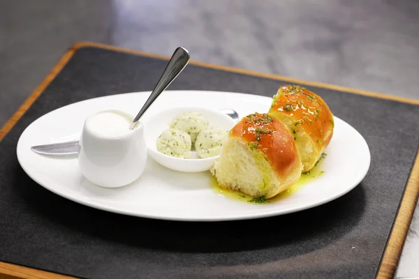 Pampushki Frais Servi Avec Crème Sure Sur Assiette Blanche — Photo