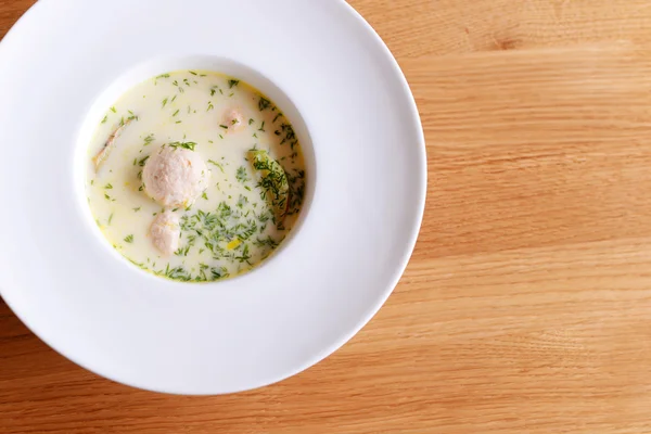 Soupe Fraîche Servie Avec Des Herbes Dans Bol Blanc — Photo