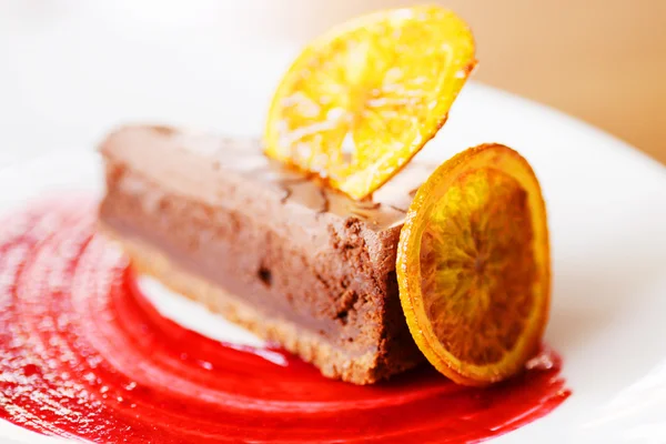 Chocolate cake met een citroen-decoratie — Stockfoto