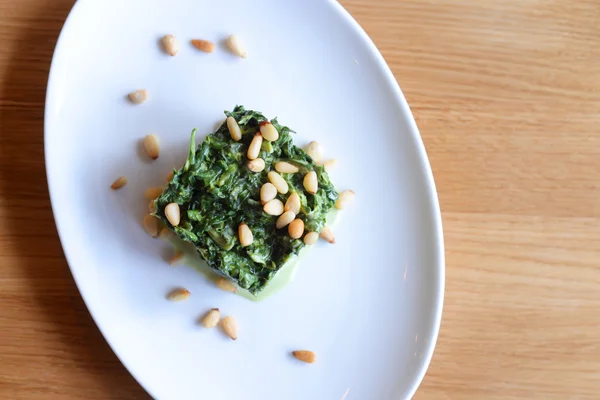 Sedir Fındık Ile Yeşil Salata Üstten Görünüm Beyaz Plaka Üzerinde — Stok fotoğraf