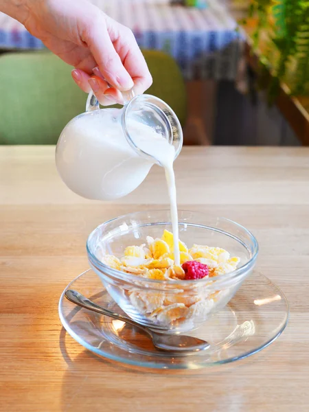 Weibliche Hand Gießt Milch Schüssel Mit Cornflakes — Stockfoto