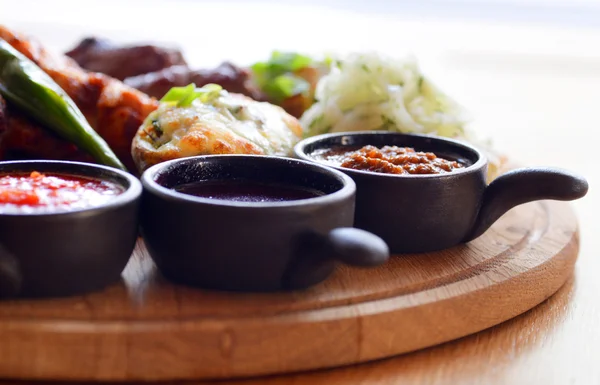 Stek wieprzowy z rozmarynem i sosie — Darmowe zdjęcie stockowe