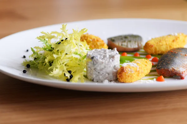 Beyaz Zemin Üzerine Yeşil Salata Ile Balık Yemek Görünümü Kapat — Stok fotoğraf