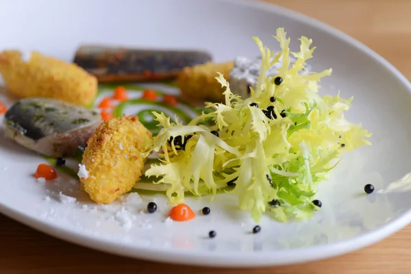 Dorado de peixe grelhado servido com salat — Fotografia de Stock