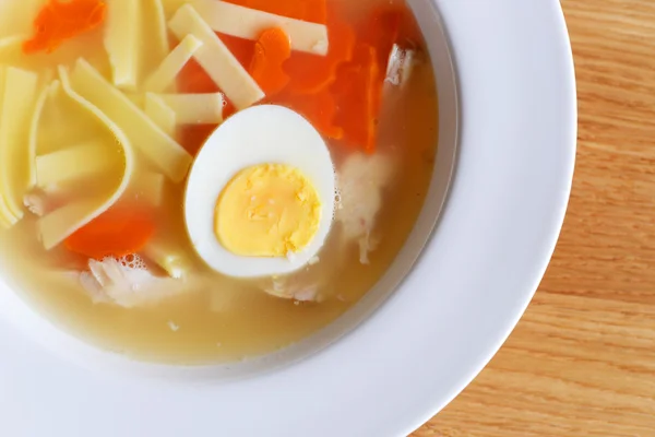 Bovenaanzicht Van Verse Bouillon Met Wortel Pasta Witte Kom — Gratis stockfoto