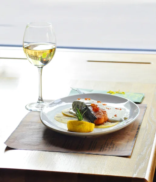 Plato de filete de pescado con vino — Foto de stock gratis